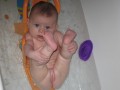 Elya dans son bain essaye d'attraper ses pieds - 010 * 1024 x 768 * (64KB)